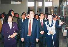 李鵬參觀周恩來(lái)紀(jì)念館